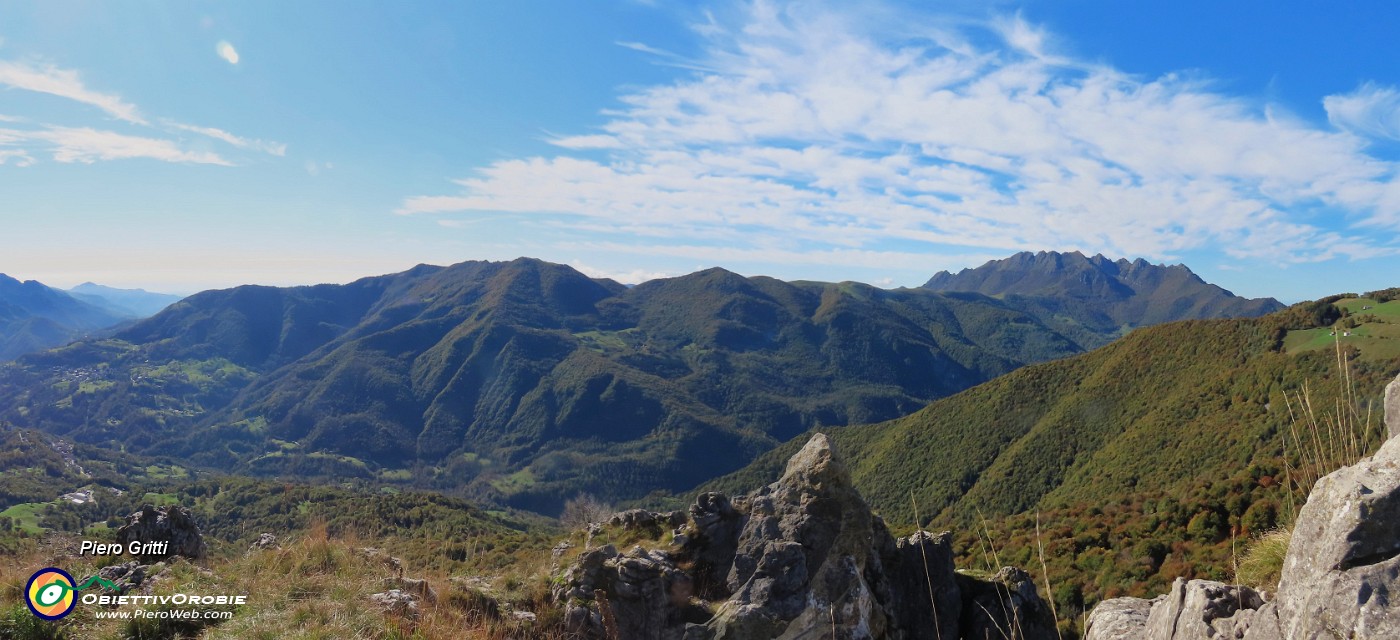 43 Vista panoramica dalla cima del Corno Zuccone verso ovest sulla  Val Taleggio.jpg